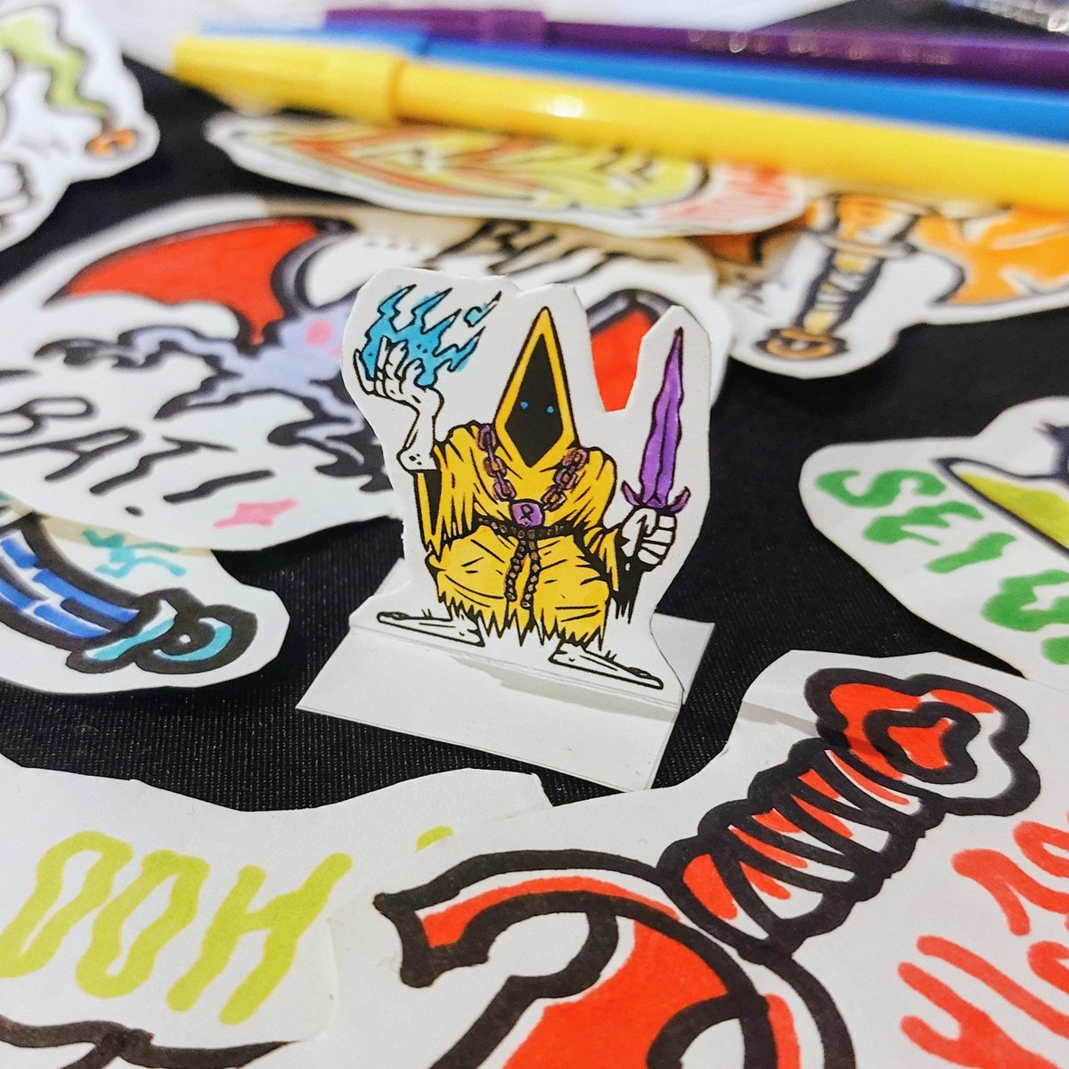 By purchasing our miniature sets on itchio page, you'll also receive a black and white version, which you can edit digitally or directly with markers once printed! 🖨🖌
Enjoy this colorful cultist at the latest Con! 😅
#doityourselfproject #skirmishwargames #printandplay #standee