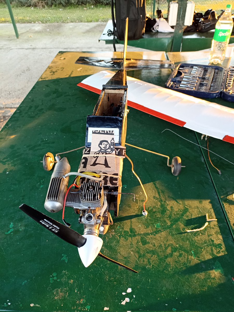 FDSoftware_'s tweet image. Ya casi que no subo un carajo de mi vida acá, pero ahora tengo un avioncito a radio control:

Si, con motor a combustión porque si no reniego no es divertido