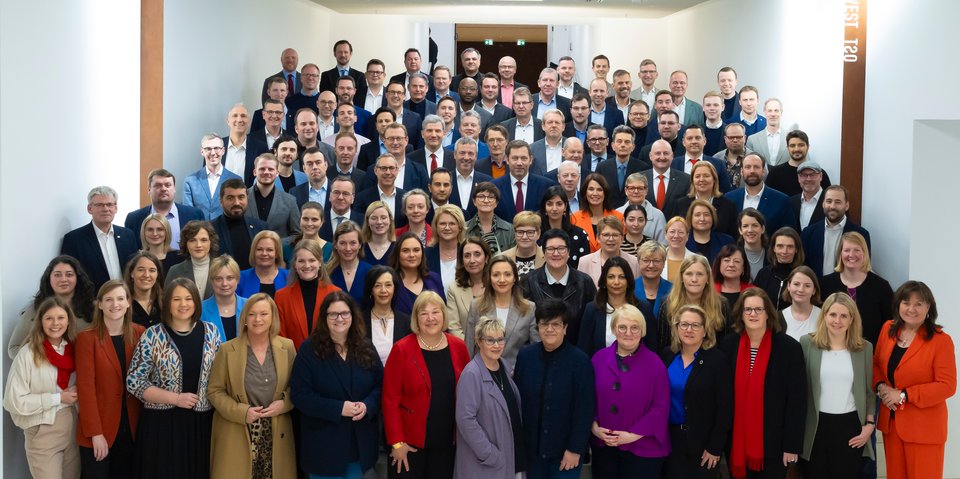 Liebe <a href="/spdbt/">SPD-Fraktion im Bundestag</a>,      
ihr habt noch genau 5 Tage Zeit, 9 Mitglieder zu finden, um für einen #SpahnUntersuchungsausschuss zu stimmen.    
Als Partei der Mitte kann das doch nicht so schwer sein.    #SpahnRuecktritt5 
#SpahnUntersuchungsausschuss