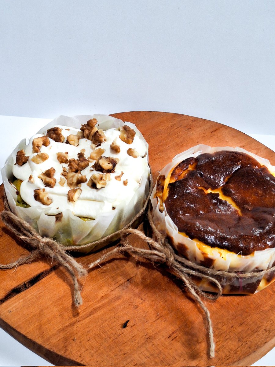 if you're looking for decorated brownie or mini cakes, im available for it!! omset lagi turun banget but i still need to pay my employee🥲