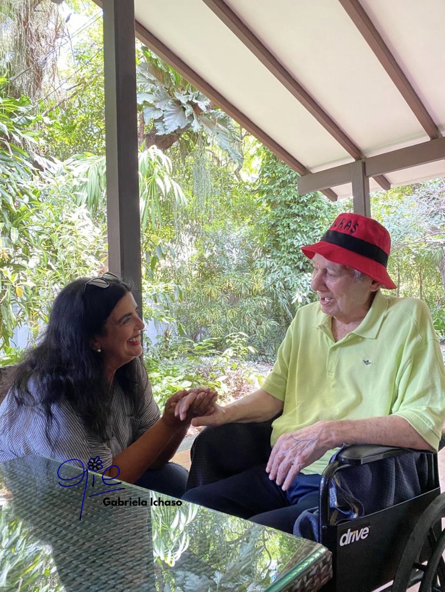Queridín:
Ya está con su mamita Piedades, con don Genaro y la capa azul con la que se fue de Orense, con Herman, con Pablo, con Chico, con Chenito, con sus hermanos del alma, Ruber…
Descanse en la paz que merece con tanto amor, tanta sabiduría, tanto darle esperanza y dignidad