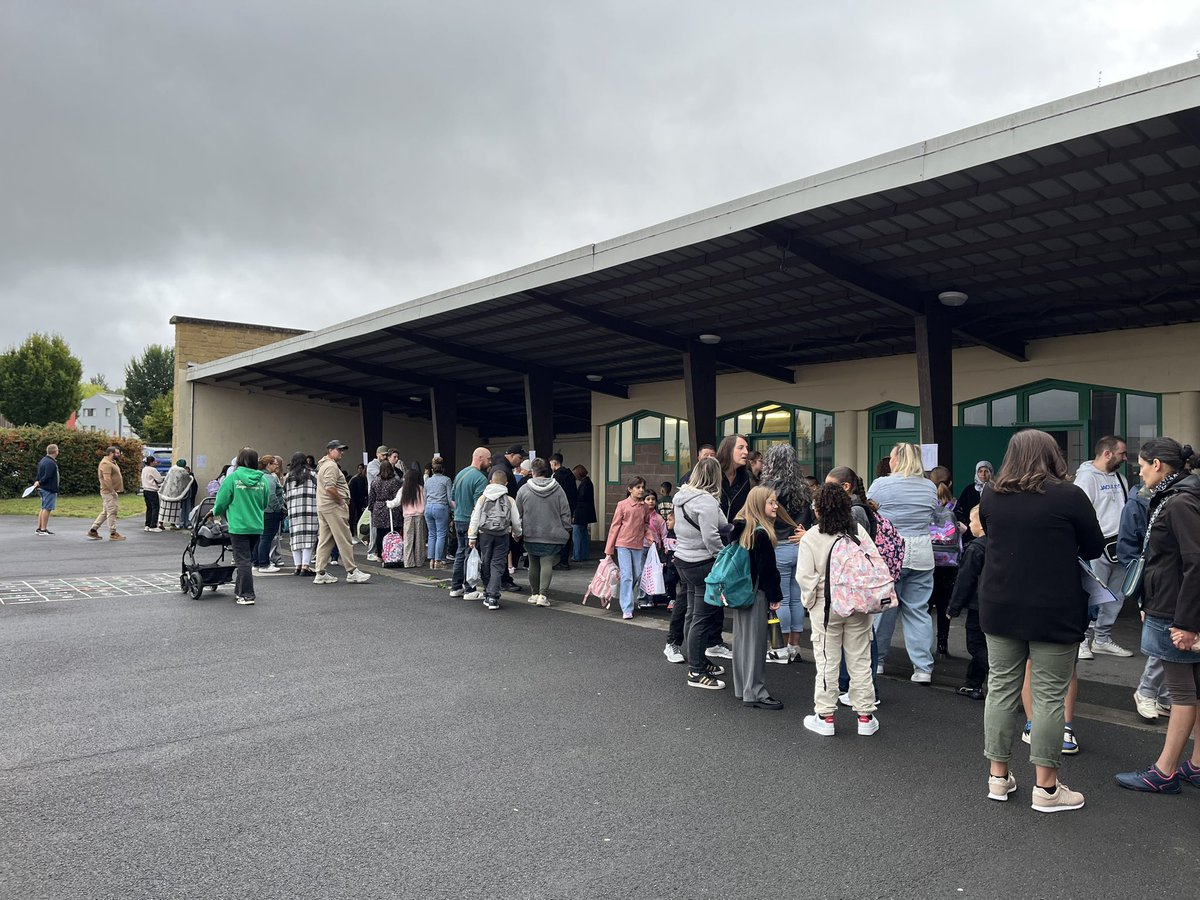 Ait Braham (@aitrene1) on Twitter photo Rentrée des classes ce lundi à Sedan . Dans le cadre du « plan écoles « des travaux ont été réalisés cet été à l’école Bellevue -Louise Michel . On en parle dans le 7h sur la radio des Ardennes <a href="/RADIO8ARDENNES/">RADIO8</a> <a href="/candideblomme/">Candide Blomme</a> <a href="/alibenbournane/">Ali Benbournane</a> <a href="/A_ClaudeReitz/">Alexis Claude-Reitz 🎙</a> <a href="/JimmyPellerin_/">Jimmy Pellerin</a> Rentrée des classes ce lundi à Sedan . Dans le cadre du « plan écoles « des travaux ont été réalisés cet été à l’école Bellevue -Louise Michel . On en parle dans le 7h sur la radio des Ardennes <a href="/RADIO8ARDENNES/">RADIO8</a> <a href="/candideblomme/">Candide Blomme</a> <a href="/alibenbournane/">Ali Benbournane</a> <a href="/A_ClaudeReitz/">Alexis Claude-Reitz 🎙</a> <a href="/JimmyPellerin_/">Jimmy Pellerin</a>