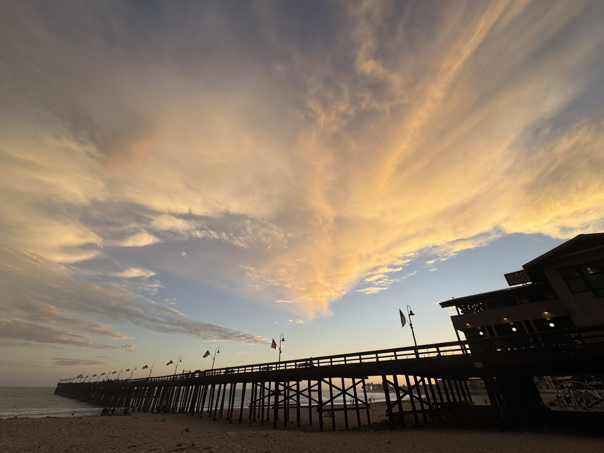 It doesn’t get any more So Cal than this evening’s sunset, at Ventura Pier #cawx