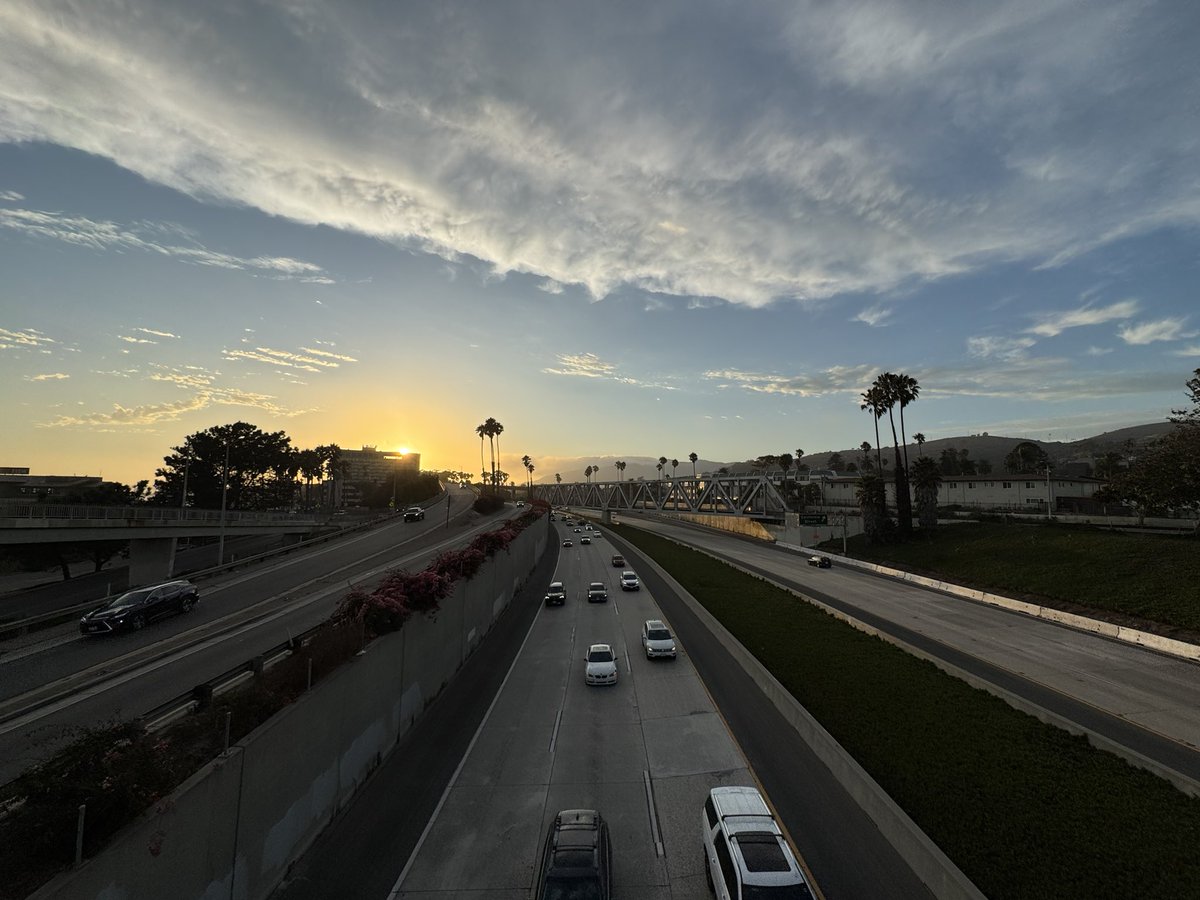 It doesn’t get any more Cali than this evening’s sunset, in Ventura #cawx