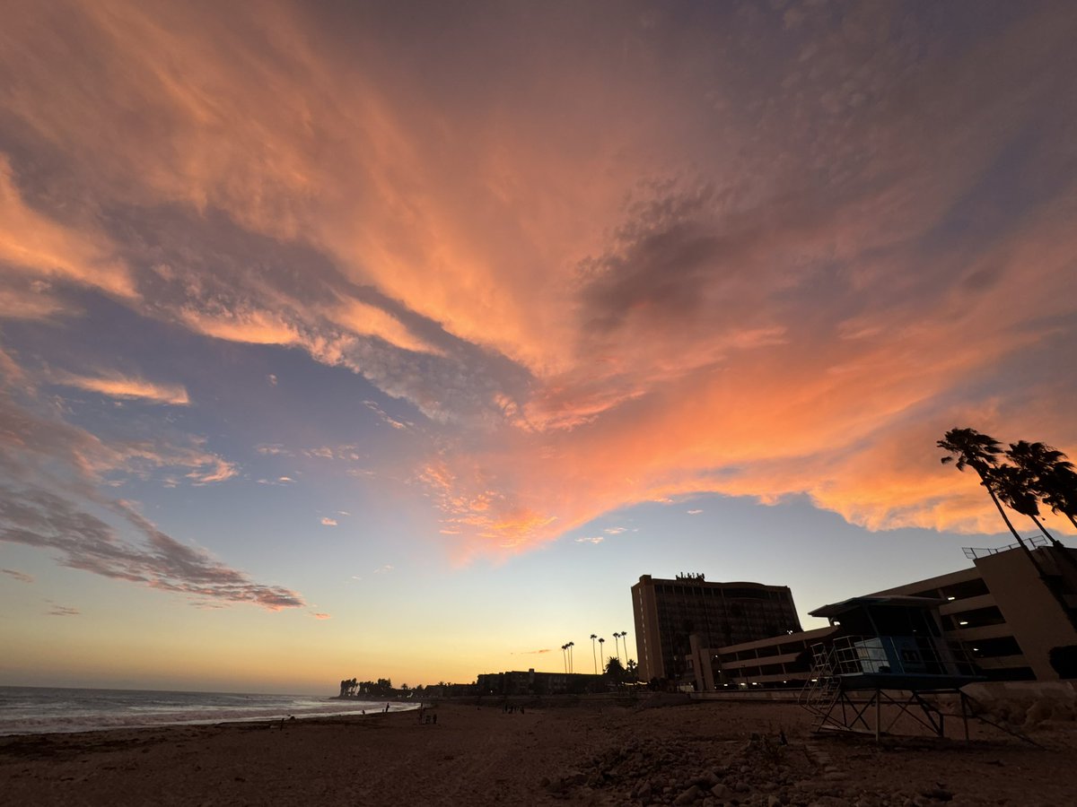 It doesn’t get any more Cali than this evening’s sunset, in Ventura #cawx