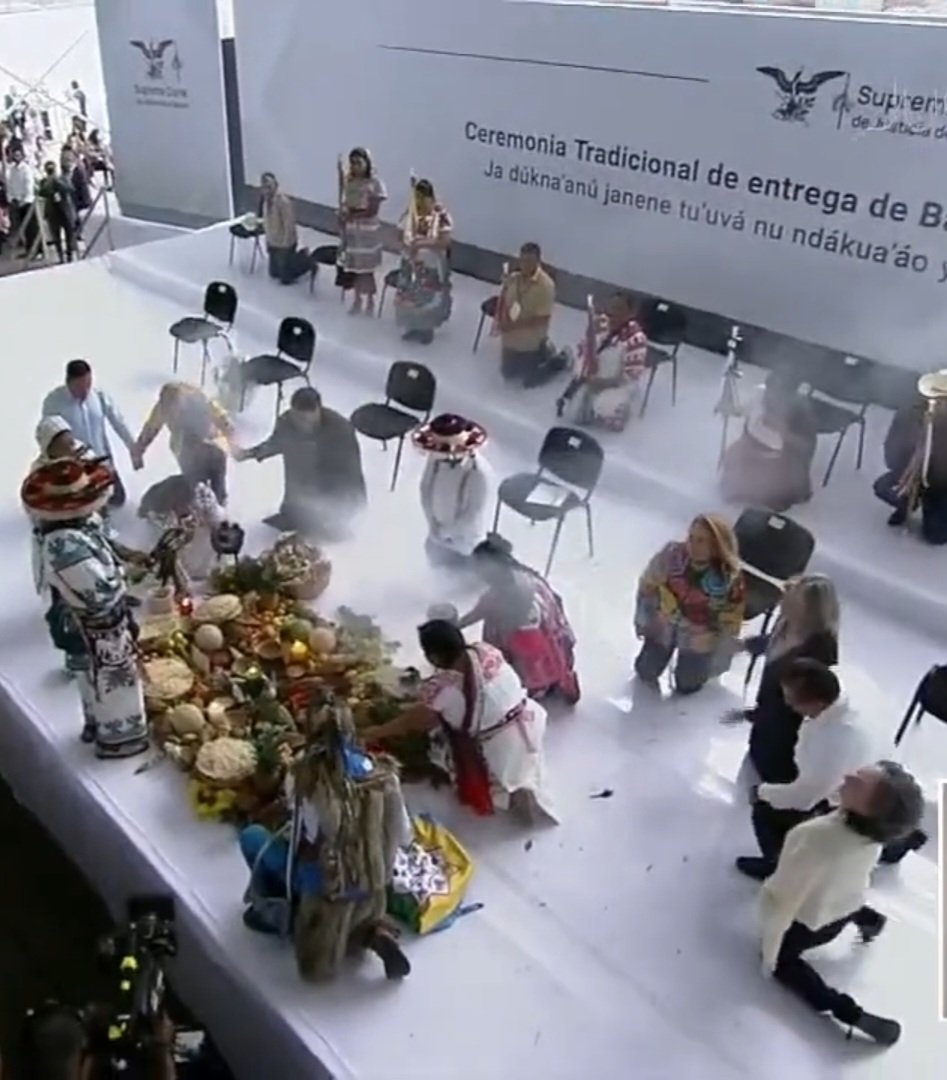 FranciscoBurgoa's tweet image. Ministras y ministros de la nueva SCJN arrodillados en rituales religiosos... dedicados al dios Quetzalcóatl.

El Estado laico exige neutralidad frente a cualquier credo.

La justicia no puede someterse a símbolos, ni ceremonias de fe, sino a la Constitución y a la ley.

Hay…