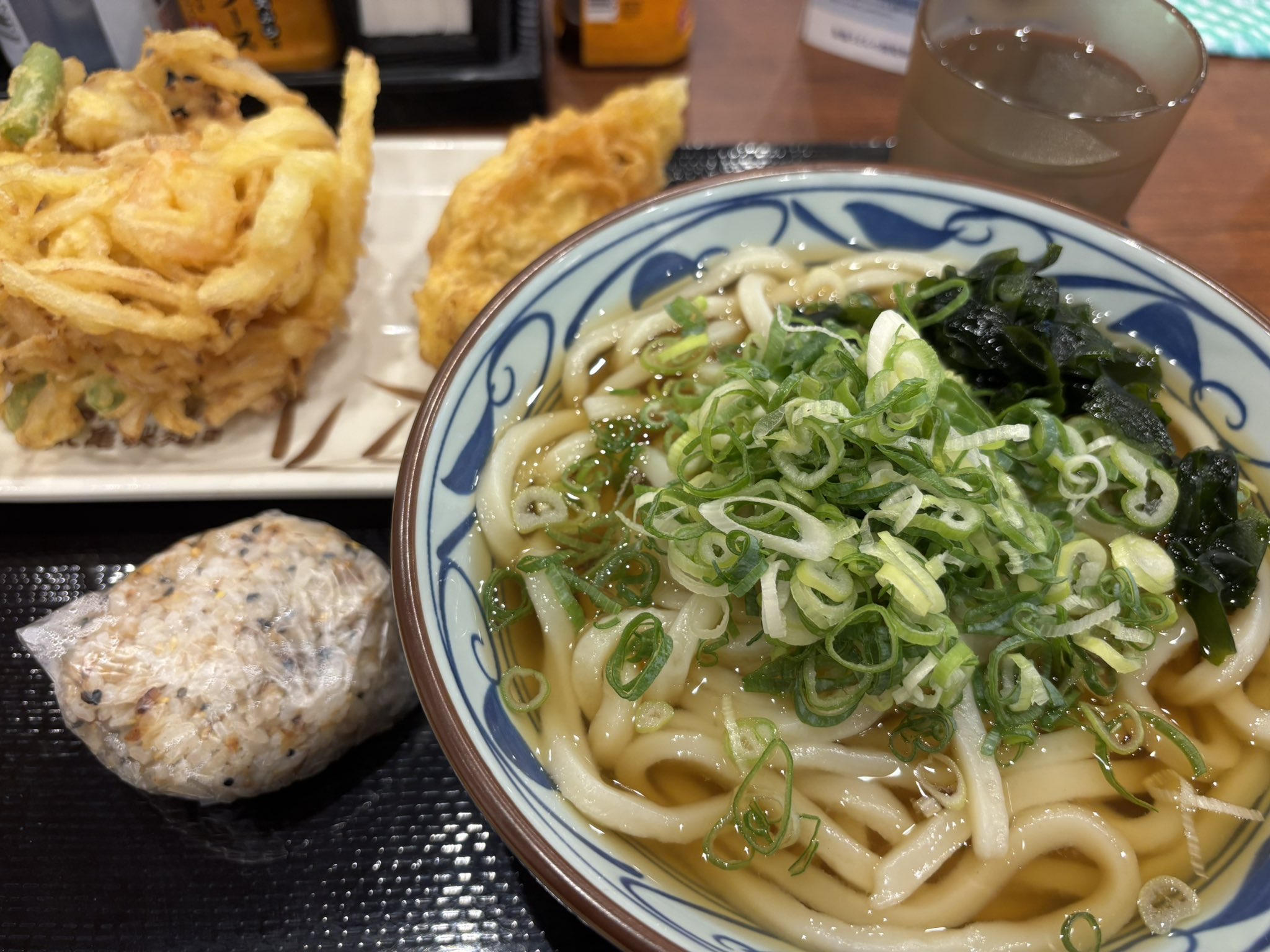 うどん丸。 2024年10月8日（火）より、丸亀製麺が「旨辛 肉盛りまぜ玉うどん
