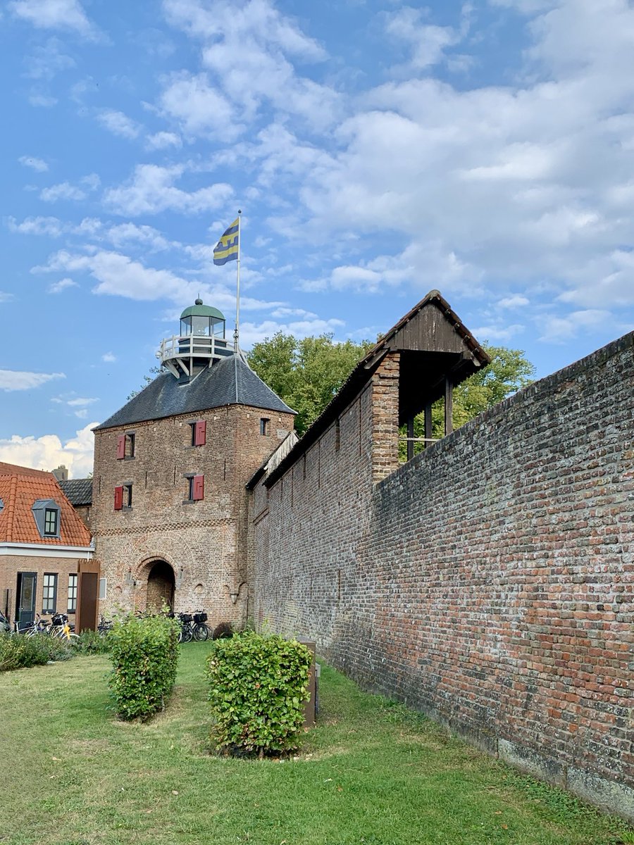 Meitje ๐๏ธ (@meitje01) on Twitter photo Door de 14e eeuwse Vischpoort van Harderwijk werd vroeger vis van de boten naar de markt gebracht. Het is de enige overgebleven stadspoort van Harderwijk, gebouwd om de inwoners te beschermen tegen vijanden en hoog water. Bij gevaar kon poort kon afgesloten worden.
Fijne dag! Door de 14e eeuwse Vischpoort van Harderwijk werd vroeger vis van de boten naar de markt gebracht. Het is de enige overgebleven stadspoort van Harderwijk, gebouwd om de inwoners te beschermen tegen vijanden en hoog water. Bij gevaar kon poort kon afgesloten worden.
Fijne dag!