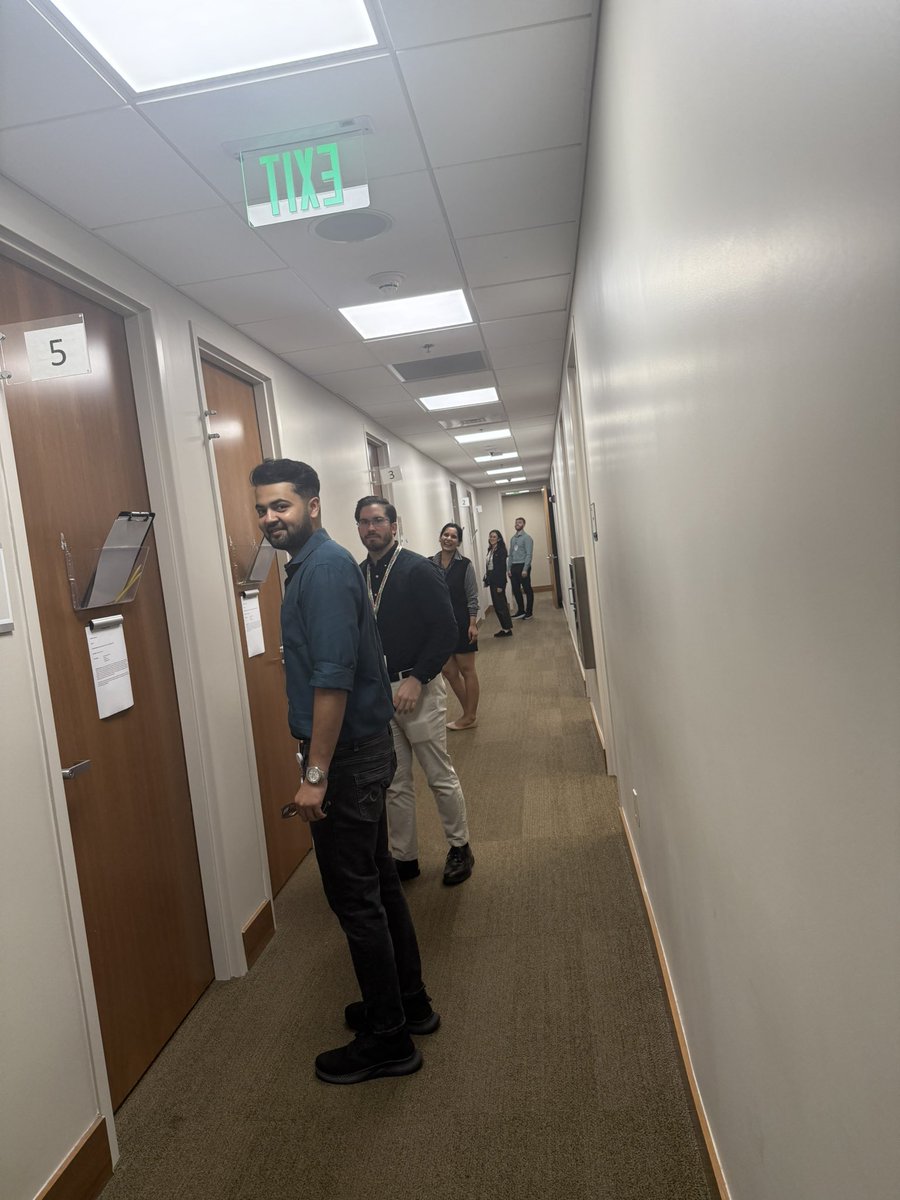 HemOncMiami's tweet photo. Part of our #FellowsBootcamp ๐ - last Fridayโs didactics were based on OSCEs ๐ฉบ. We focused on learning & practicing how to break difficult news ๐ฌ and handle challenging conversations ๐ค@SylvesterCancer https://t.co/5VI5h5BPXp