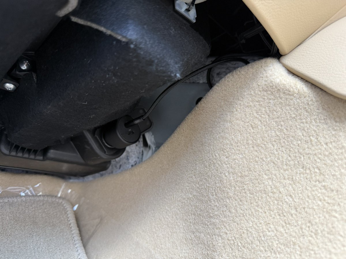 khaki_miata's tweet image. NDってスマホの置き場悩むしシフト周りケーブルごちゃごちゃするのが嫌いだったけどやっと最適解見つけた

ケーブルは全く見えないように隠せて雰囲気壊さず、Magsafeの安定感とQi2充電+冷却ファンでこの夏でもスマホ熱くならず最高、マジで優勝してる