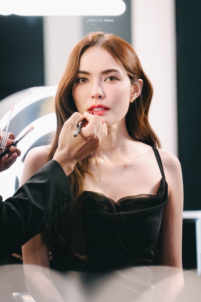 CharlotteVnUni's tweet image. Charlotte Austin tham gia sự kiện &quot;Style your lips at MAC with Charlotte Austin&quot;
Hãy là chính mình mà không cần phải e ngại! 🫦 tại Emsphere 🤏🏻

#MACLipStyling #ลิปสไตล์ที่เป็นคุณ 
#MACximal #MACLipglassAir 
#MACLipglazer #MACCosmeticsThailand
#ชาล็อตออสติน #CharlotteAustin