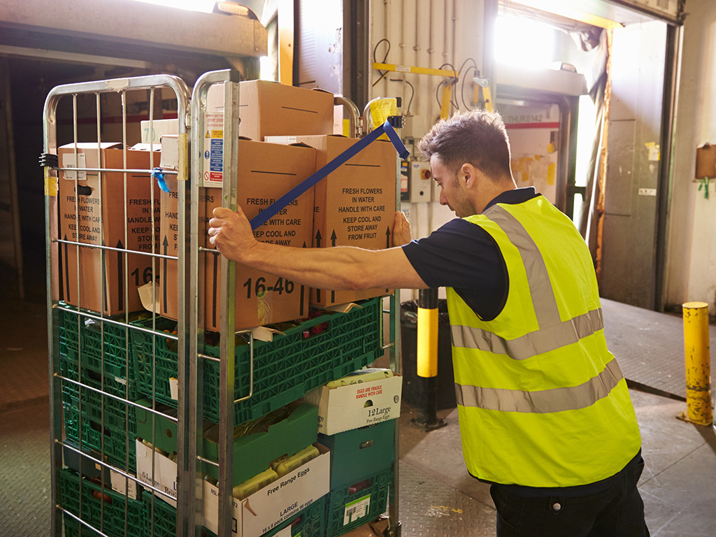 Järkevästi pakatut rullakot vähentäisivät fyysistä kuormitusta ja tapaturmariskejä. Kaupan ja ravintoloiden työsuojelutarkastuksissa on toistuvasti tullut  esille, että elintarvikkeiden siirroissa käytetyt rullakot on pakattu  liian korkeiksi. Ylimmäksi saatetaan pakata raskaita