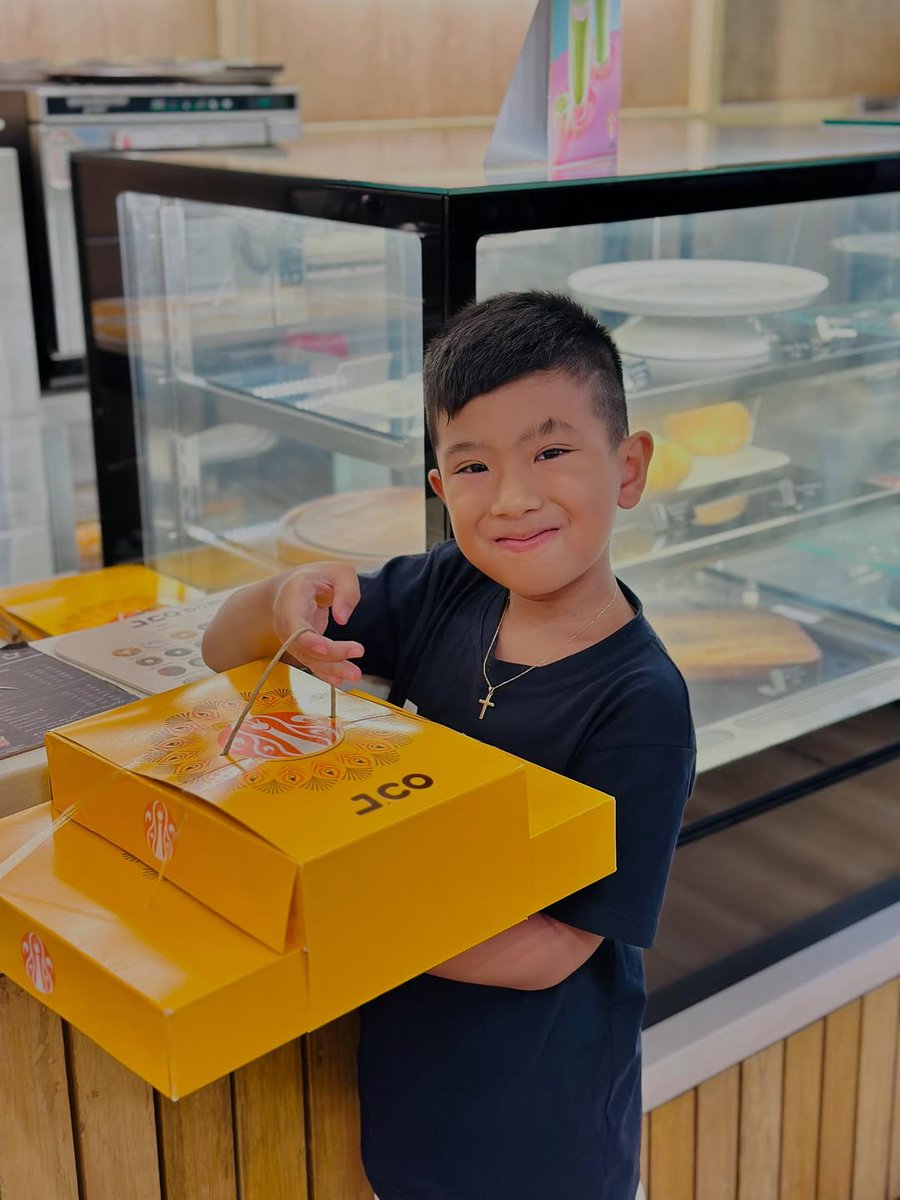 JcoPHtweets's tweet photo. Family Treats, but we all know who's getting the lion's share on this one. ๐
๐ธ @awwonsfoodtrip
#ILoveJCO
#JCOFanFeature https://t.co/U0JU0UAILg