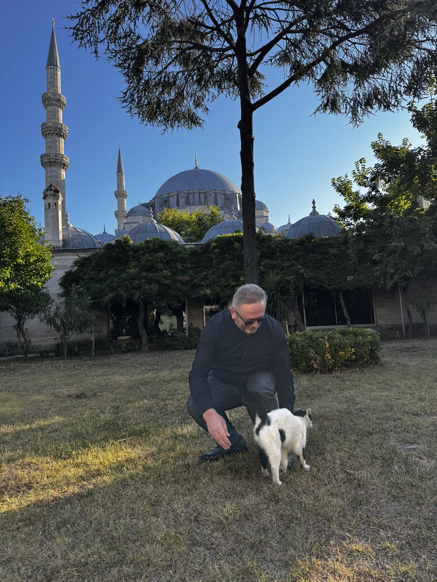 Süleymaniye’de güne erken başlamanın da ayrı bir güzelliği var.
Ömre ömür katıyor adeta.
Hele bu bahçeler…
Bize özel değil.
Hepinize özel. 
Bekliyoruz.
Çayınız da, kahveniz de hazır.