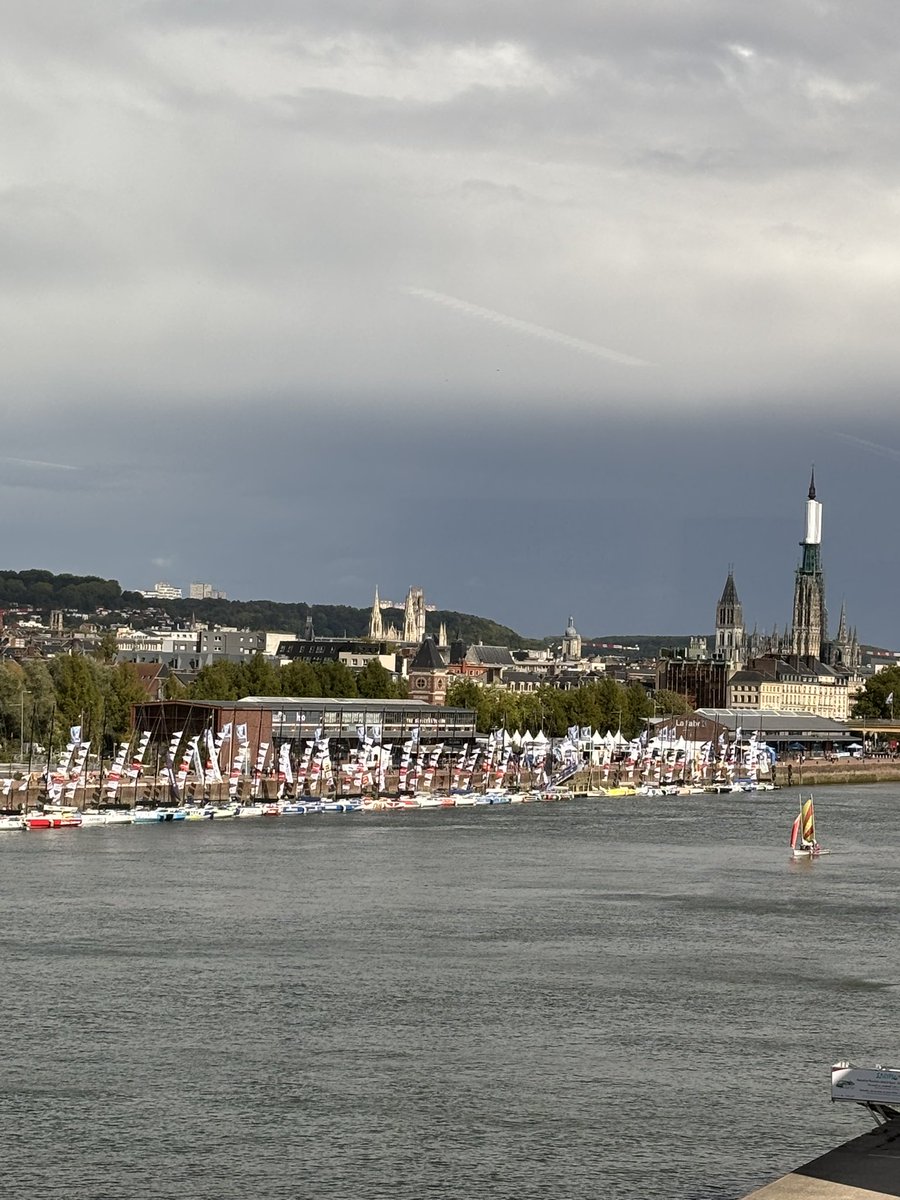 NicolasMayerNMR's tweet image. Très beau succès ce week-end du lancement de la @LaSolitaire56, sur les quais de @Rouen. Toute cette semaine, venez profiter du village, rencontrer les skippers et naviguer avec les associations @Ycr76 et @CvsaeOrg ! Progressivement, la Seine redevient notre lieu et notre lien.