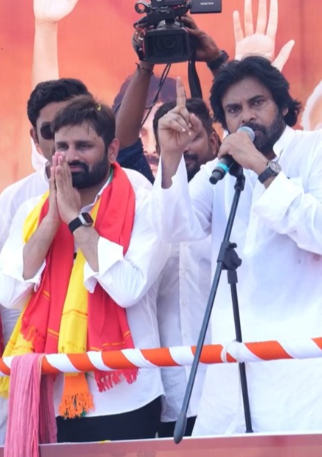 MaheshKumarOfc's tweet photo. రాష్ట్ర ఉప ముఖ్యమంత్రివర్యులు, జనసేన అధినేత, గౌరవనీయులు శ్రీ @PawanKalyan (కొణిదెల పవన్ కళ్యాణ్) గారికి హృదయపూర్వక జన్మదిన శుభాకాంక్షలు.

#Puttamaheshkumar
#HBDPawanKalyan
#PowerStart #pspk
#EluruParliament #TDP https://t.co/dVOuA15ozR