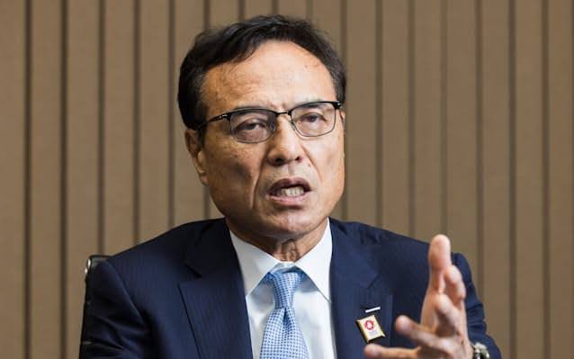 ←二の腕が不自然に太すぎて、海外税関で麻薬入れてるんじゃないか？と疑われた田辺さん

→海外から違法麻薬輸入したが、知人女性が一方的に送り付けてきたと言い逃れし辞表提出した新浪会長