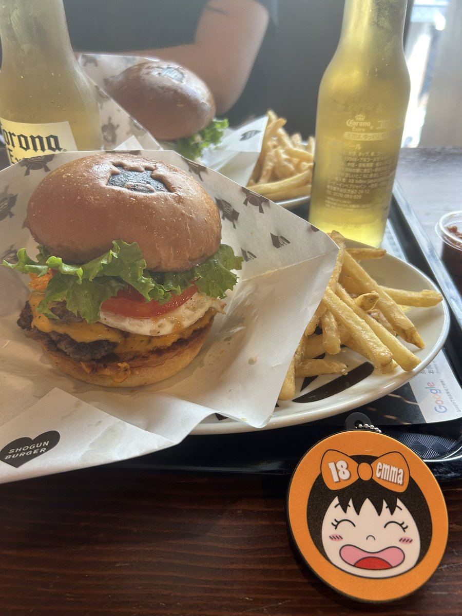 贅沢ハンバーガー食べてハニーボイスキーホルダーと同じ顔してる