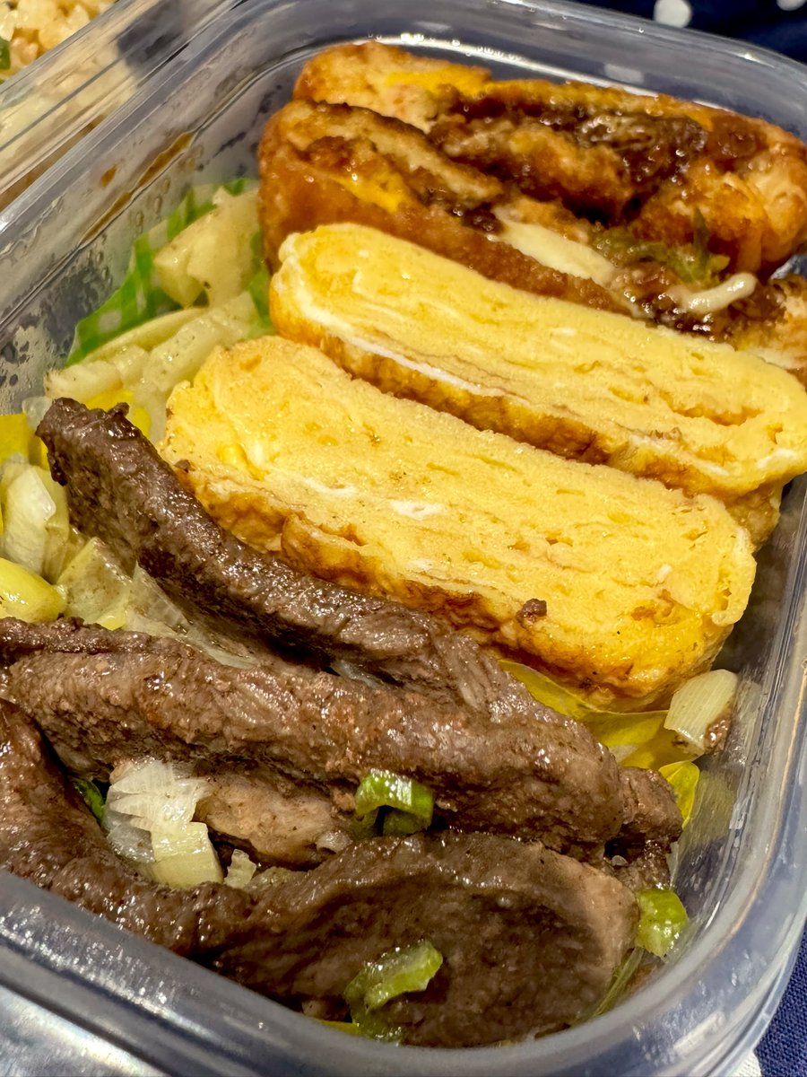 今日のランチタイムお弁当🍱
牛たんと卵焼き、セブンの一口お好み焼き❤️
まだ残ってた炊き込みご飯もうんまぁ😆
久々卵焼き嬉しい✨
甘い卵焼き大好き😘