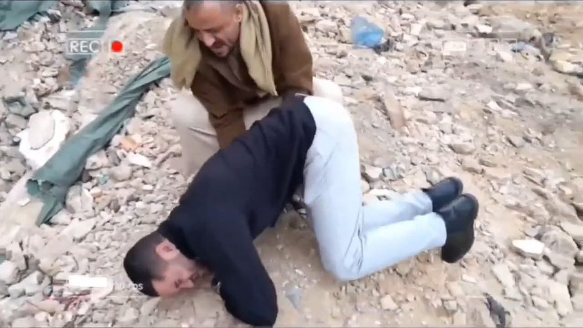 قتل مجلس الوزراء بكله ولم نرى مثل هذا المشهد لأنهم مش سادة من حق إيران، لوكان فيهم ايرانيين كان شفنا  زنابيل الحوثي تبكي كما فعلوا في عزاء سيدهم حسن.