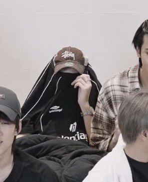 บัสมีตั้ง 12 คน จะรู้ได้ไงว่าใครคือภูธัชชัย
ภูธัชชัย: ………..

#PHUTATCHAI