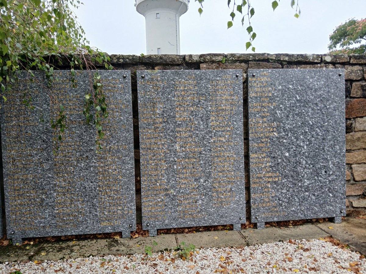 Monument aux morts de Moëlan (29). Dans cette commune littorale bretonne,  un poilu et un marin, une ancre ⚓️,  et une incontournable croix latine.