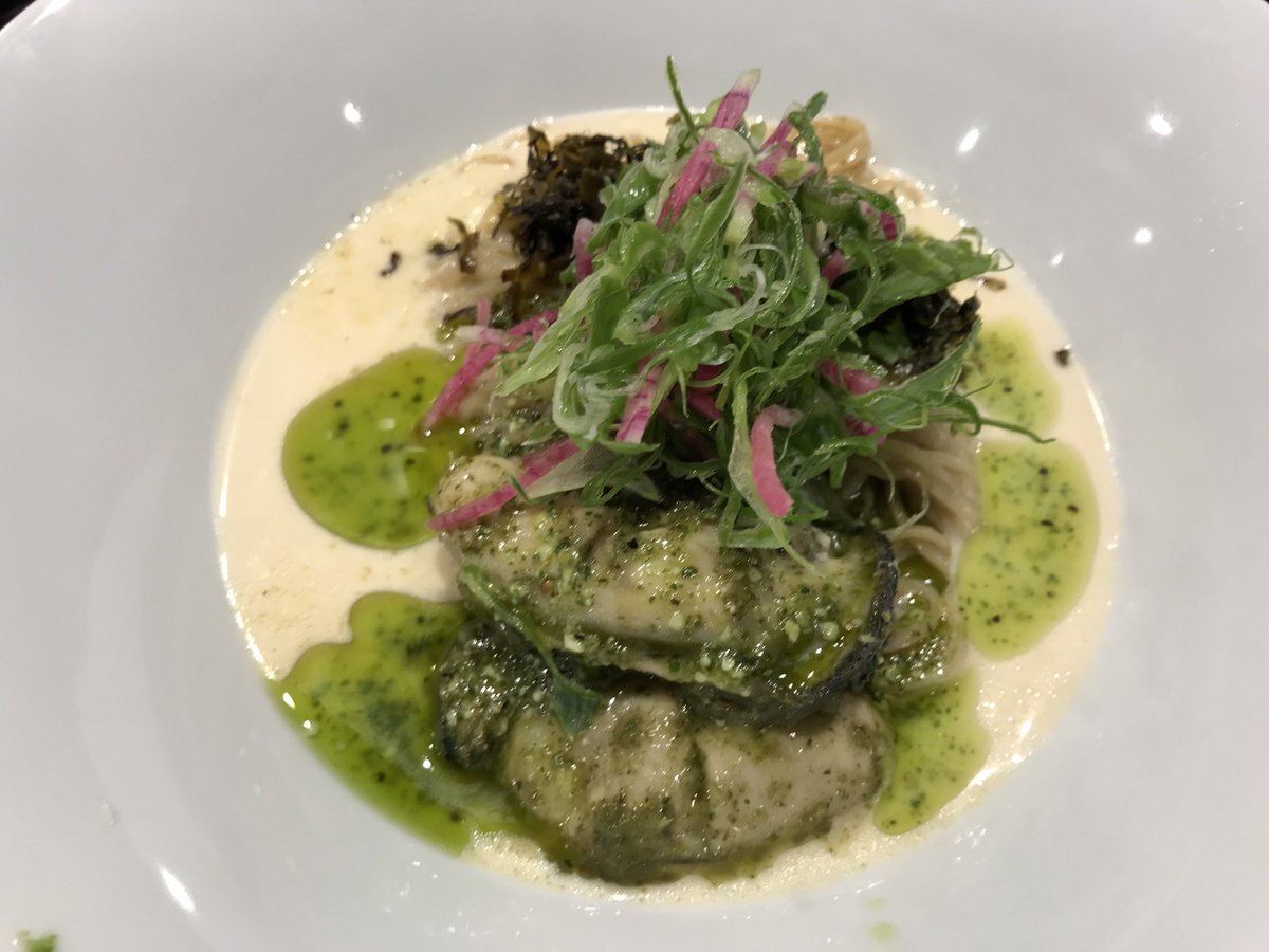 八咫烏
冷やし牡蠣味噌

今日のお昼は
限定を求めてこちらへ

滑り込みの一杯
ありがとうございます😭

まず見た目が鮮やか☺️

そしてスープは
これでもかってくらい牡蠣の旨味が
溢れている👍

濃いのだけれど
しつこくなく飲み飽きないお味😊

大振りの牡蠣2つが憎いね😁
ごちそうさまでした🙇