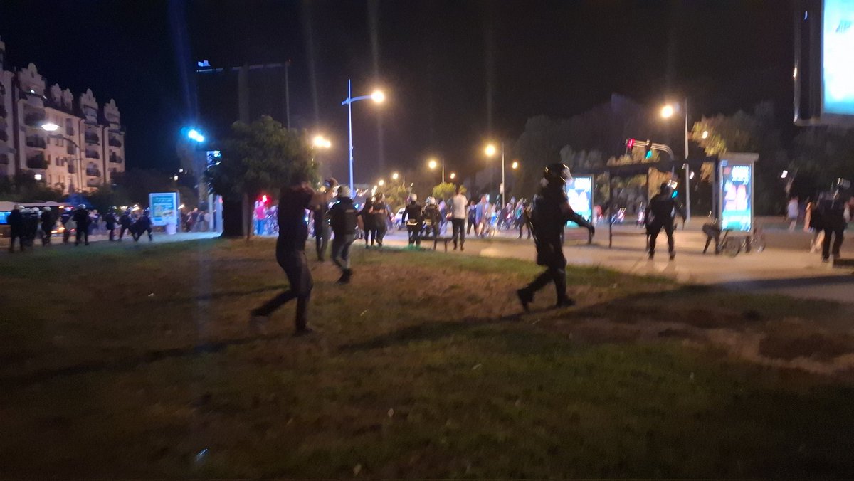 Jutro posle: ovo nisam video od 90-tih. Ko pusteni sa lanca ni 1 provokacija, ljudi taman dosli do DIF na 15m. od najblizeg kordona i vicu slogane,srednjoskolci, dosta biciklista 300, max 500 i na njih izlete 200 žandara i pandura i udri i udri  #novisad mora na ovo da odgovori