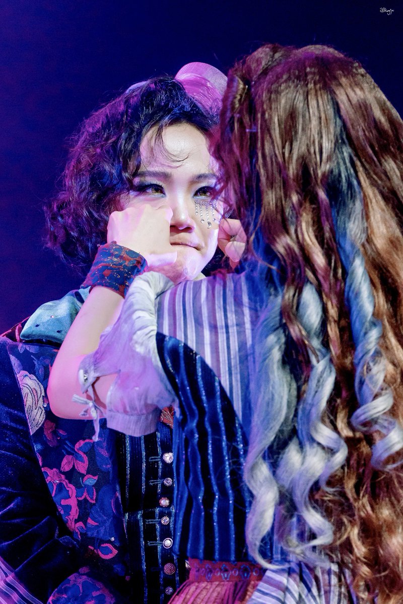 250830 낮 마하고니 

호스트 役 #홍나현 배우님
코러스🃏 役 #한비 배우님

우는 콩주인 놀리는 삐조커😛
그런 삐조커가 미운 콩주인☹️