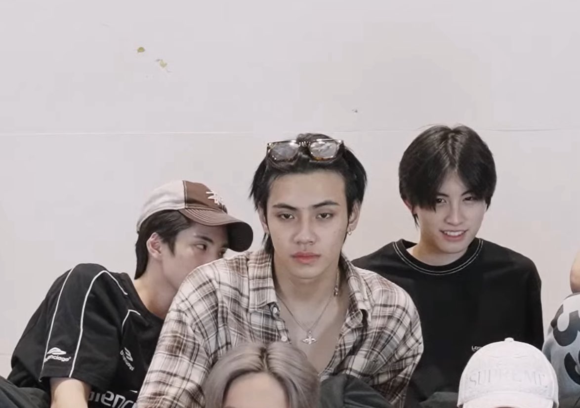 ภูแอบเติมเอเอหรอ มันจะโจ่งแจ้งไปนะคนอยู่เยอะแยะ เติมเสร็จมีแอบมองน้องอีก ชัดเกิน