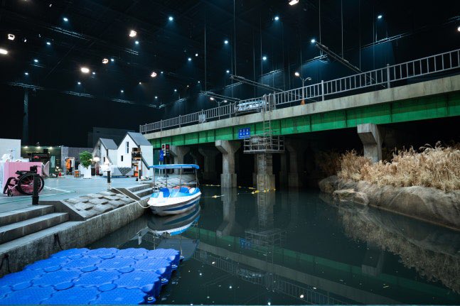 와 잠만
잠만 얘들아 크라임씬 제로 미쳤는데? 
한강편 세트장 사진떴는데 그냥 한강을 만들었는데? 네????????