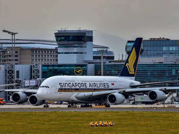 Jour 2 du challenge 30 jours – 30 entreprises asiatiques : ✈️ Singapore Airlines

Si vous demandez à un Singapourien ce dont il est le plus fier de son pays, beaucoup citeront Singapore Airlines. 
Ce n’est pas seulement une compagnie aérienne : c’est une vitrine nationale, un