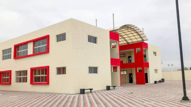 MashiRafael's tweet photo. ¡Qué bien, Daniel! Muy pocas personas lo tienen tan claro como tú.
Esas unidades educativas del milenio -UEM-  fueron fruto de un estudio pedagógico, que determinó el tamaño mínimo para poder garantizar planta docente completa -profesores de lenguas, educación física, etc.- así como servicios -internet, biblioteca, etc.- . Eso implica -en el sector rural- la necesidad de transporte. 
Ahora vuelven al «modelo» del siglo XIX en el Lejano Oeste, antes de la Revolución Industrial.
Lo más triste es que las mismas víctimas aplaudirán y, después, no entenderán por qué continúan en la pobreza y viviendo como esclavos: es suficiente darles la peor educación.
Y, como MUY BIEN mencionadas, ciertos dirigentes indígenas también saltarán de alegría, porque las escuelitas «comunitarias» es la forma de controlar a la comunidad.
El tiempo volverá a darnos la razón, pero eso no es lo importante, sino que la destrucción continúa.
No quieren Patria, sino una hacienda bananera y huasipunguera.
P.D. ¿Dónde están las decenas de miles de familias beneficiarias de las UEM, dando su testimonio?
P.D. Las UEM son las escuelas modulares de cemento y definitivas. No confundir con las escuelas Siglo XXI, prefabricadas y temporales, como solución emergente a la falta de escuelas. Moreno las dejó destruir y el Estado perdió el juicio. La prensa hizo una fanesca de todo eso.
#LosCorruptosFueronSiempreEllos