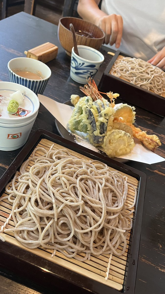 今日は #軽井沢 にきて初の
まともなお食事…
#川上庵 で蕎麦をいただきました。

どうやら人気店らしく行列…
やっと席に案内していただくと
『どうぞーの前の席にどうぞー』だって

めっちゃハンサムなのに
お客さん笑わせてくれるのたのし♪
もぉー最高😚ﾌﾌﾌ