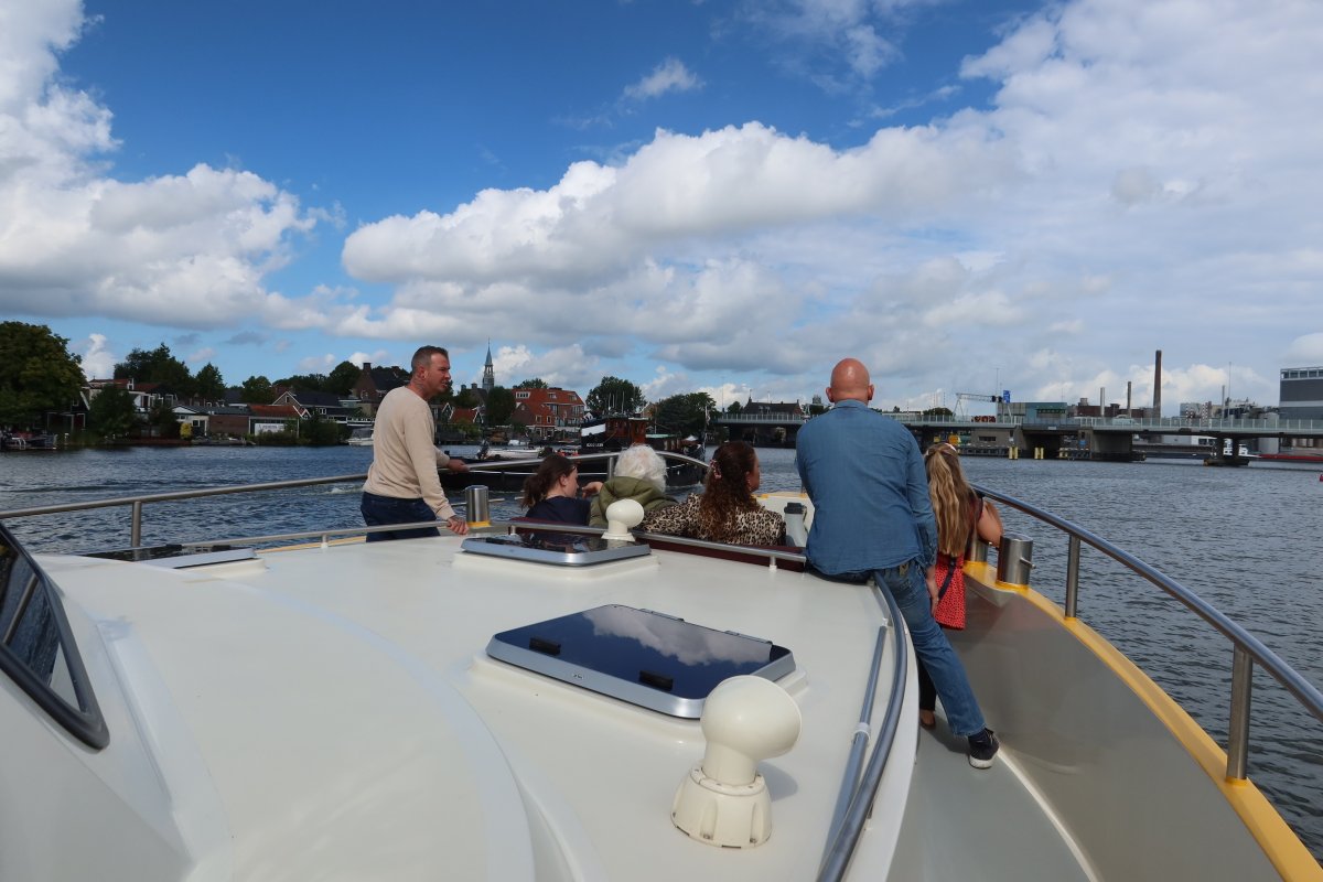 Vaarwens 1559 op 01-09-2025: Balanceren tussen dealen met een ziekte en toch genieten

Link naar het hele verslag: stichtingvaarwens.nl/.../2710-vaarw…...

Vandaag varen we voor Jacintha (geb. 1962) uit Purmerend. Ze komt vandaag genieten van haar vaardag met haar mooie gezin.