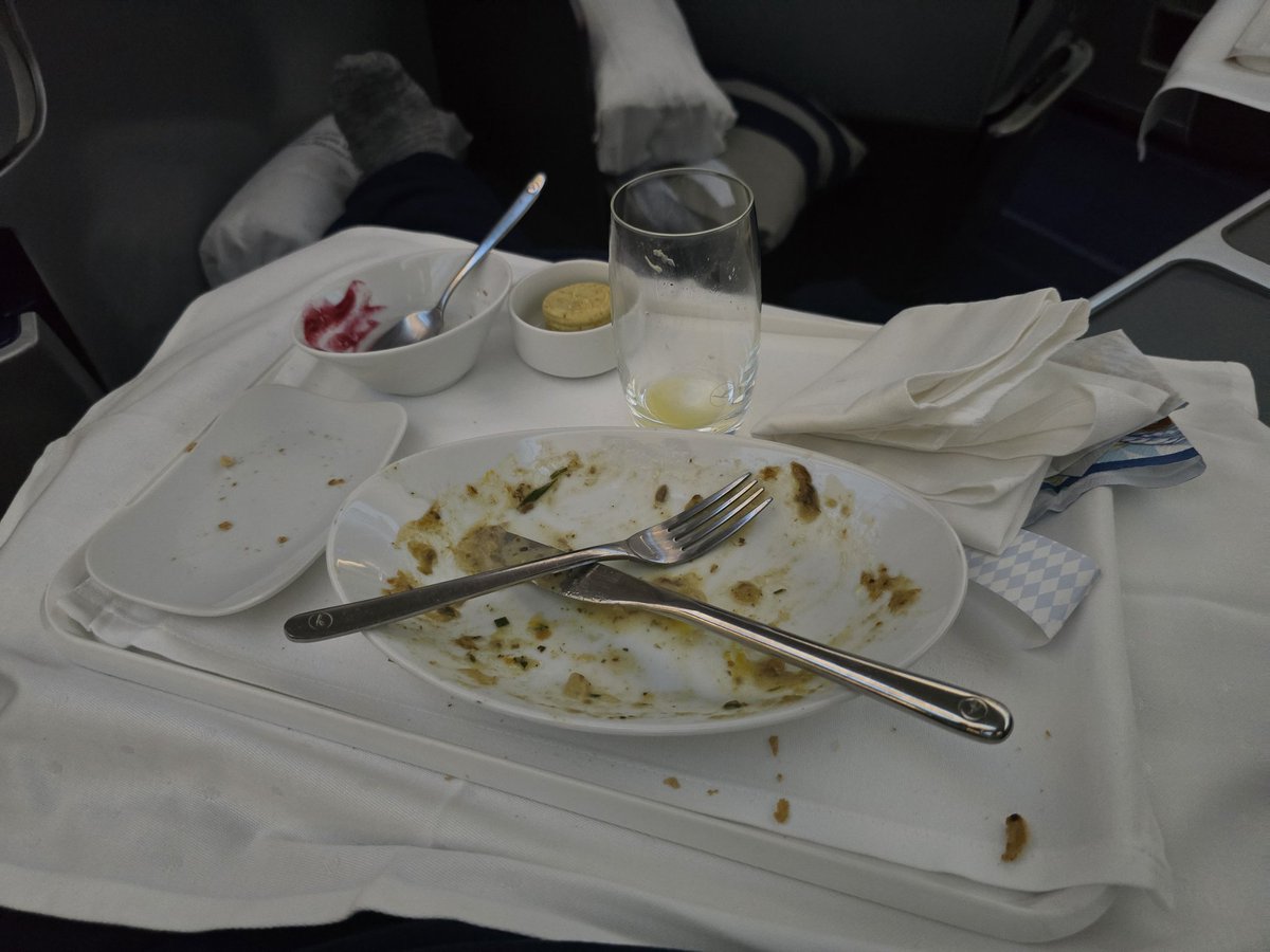 BlessedKFM's tweet photo. Landed.🙏🏿 Tt est a refaire au "Kontinent". Après un an, ce que j'ai vu pendant une semaine? Ces gens n'aiment pas le pays. Sad!🫩 https://t.co/ffD9zbOXSk