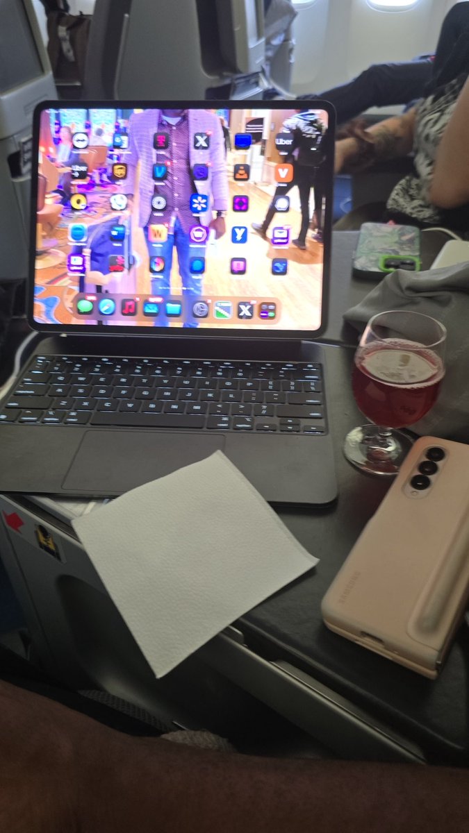 BlessedKFM's tweet photo. Landed.🙏🏿 Tt est a refaire au "Kontinent". Après un an, ce que j'ai vu pendant une semaine? Ces gens n'aiment pas le pays. Sad!🫩 https://t.co/ffD9zbOXSk
