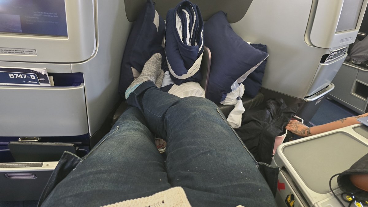 BlessedKFM's tweet photo. Landed.🙏🏿 Tt est a refaire au "Kontinent". Après un an, ce que j'ai vu pendant une semaine? Ces gens n'aiment pas le pays. Sad!🫩 https://t.co/ffD9zbOXSk