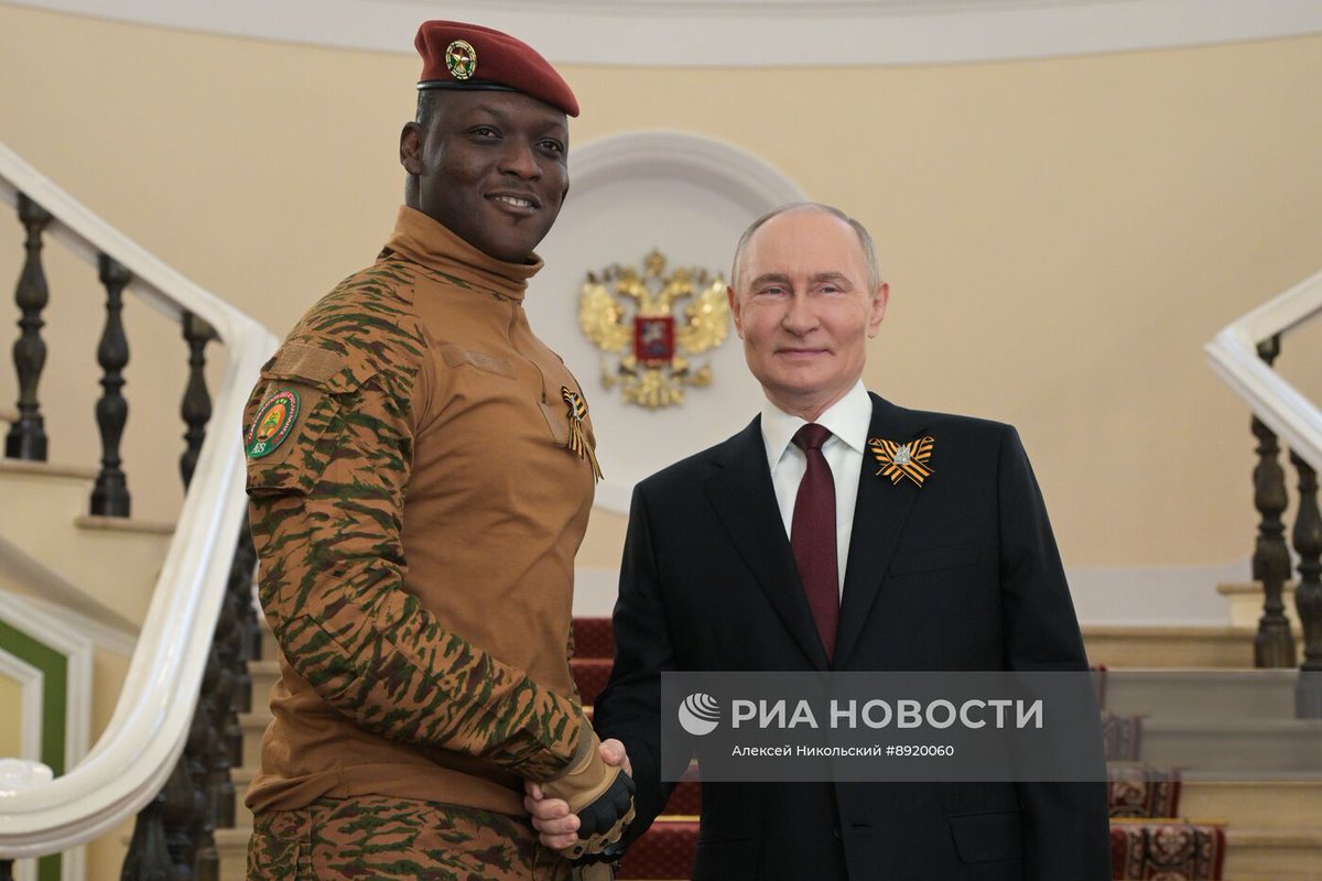 Путин опять заявил, что украинская власть якобы нелегитимна, так как в 2014 году Янукович был свергнут в результате переворота.

Глава Буркина-Фасо Траоре пришёл к власти в результате переворота и не проводил вообще никаких выборов, но его Путин считает абсолютно легитимным.