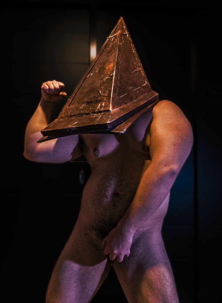 *heavy metallic breathing*
#chubbymen #bara #musclebears #silenthill2 #pyramidhead #nsfwcosplay