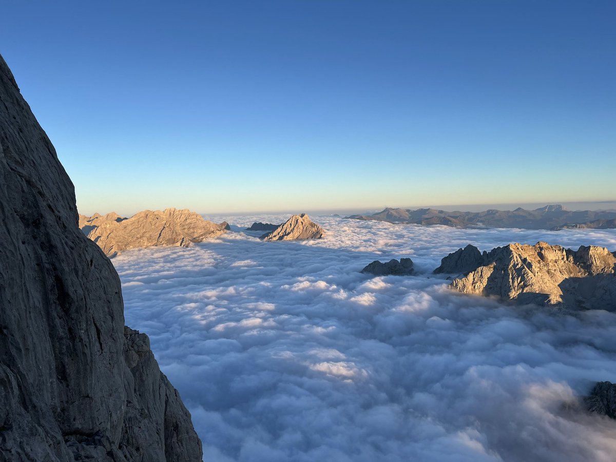 Nuestra pasión permite alzarse por encima de las nubes🙌☁️

#weareclimbers #mountainlovers #top #awesome #mardenubes #naturaleza 

<a href="/thenorthface/">The North Face</a>
<a href="/turismogc/">GranCanaria.com 🌴☀️</a>