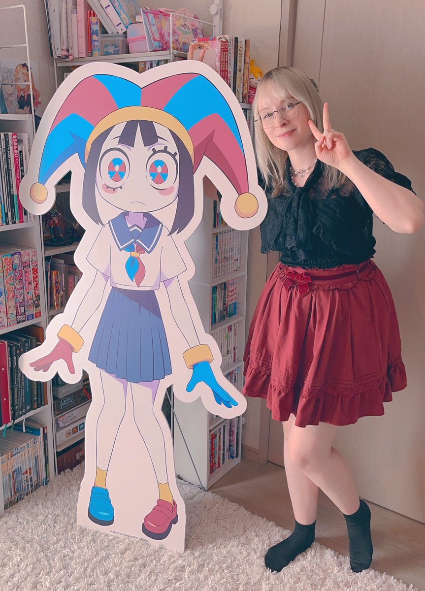 Glitch/The Amazing Digital Circus pop-up store sent us the Pomnii standee that <a href="/bythebelle/">⚡️Belle (べるぶる）🌙</a> drew and now we just have a giant Pomnii in our Tokyo studio 😭😭