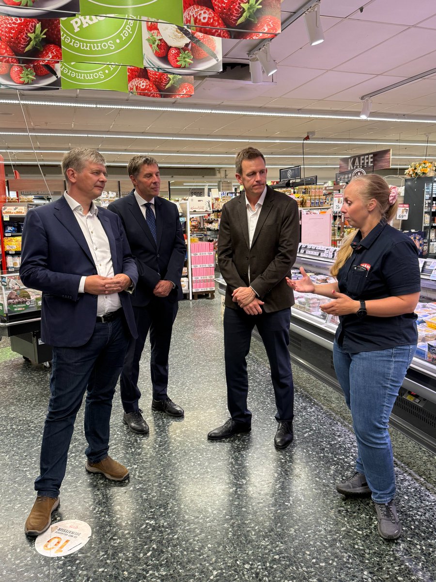 Claus Bøgelund N. (@clausboegelundn) on Twitter photo Markerede (og fejrede med hjemmebagt chokoladekage) afskaffelserne af afgifterne på hhv. kaffe samt chokolade- og sukkervarer med besøg af skatteminister <a href="/RStoklund/">Rasmus Stoklund</a> i MENY Frederikssund.
Højere fødevarepriser er et globalt fænomen (OG DANMARK SKILLER SIG IKKE UD), men pr. 1. Markerede (og fejrede med hjemmebagt chokoladekage) afskaffelserne af afgifterne på hhv. kaffe samt chokolade- og sukkervarer med besøg af skatteminister <a href="/RStoklund/">Rasmus Stoklund</a> i MENY Frederikssund.
Højere fødevarepriser er et globalt fænomen (OG DANMARK SKILLER SIG IKKE UD), men pr. 1.