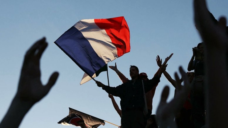 MayDayVictoria1's tweet photo. France is heading for a new and more serious political crisis - https://t.co/ZyhStTGYUI https://t.co/pD4iPvGoR2