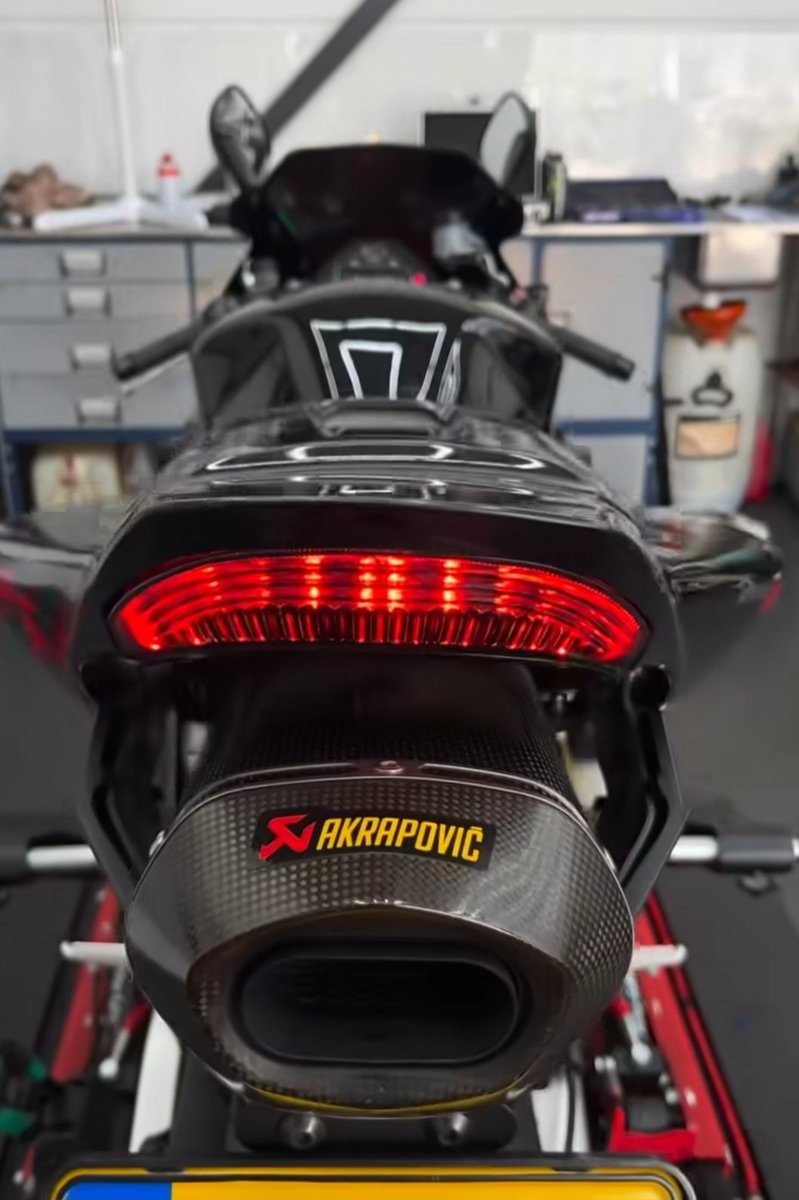 ProBikeUK's tweet image. It's tailpipe Tuesday.. 💥

And we've ventured into Europe, Mick's Motorshop in the Netherlands 🇳🇱 

This stunning @HondaUKBikes Fireblade on a Twin-Arm lift 🧰🔥 

Now, let's see your tailpipe pictures 📸 

#ProBikeUK #TailpipeTuesday #Tailpipe #Honda #Fireblade