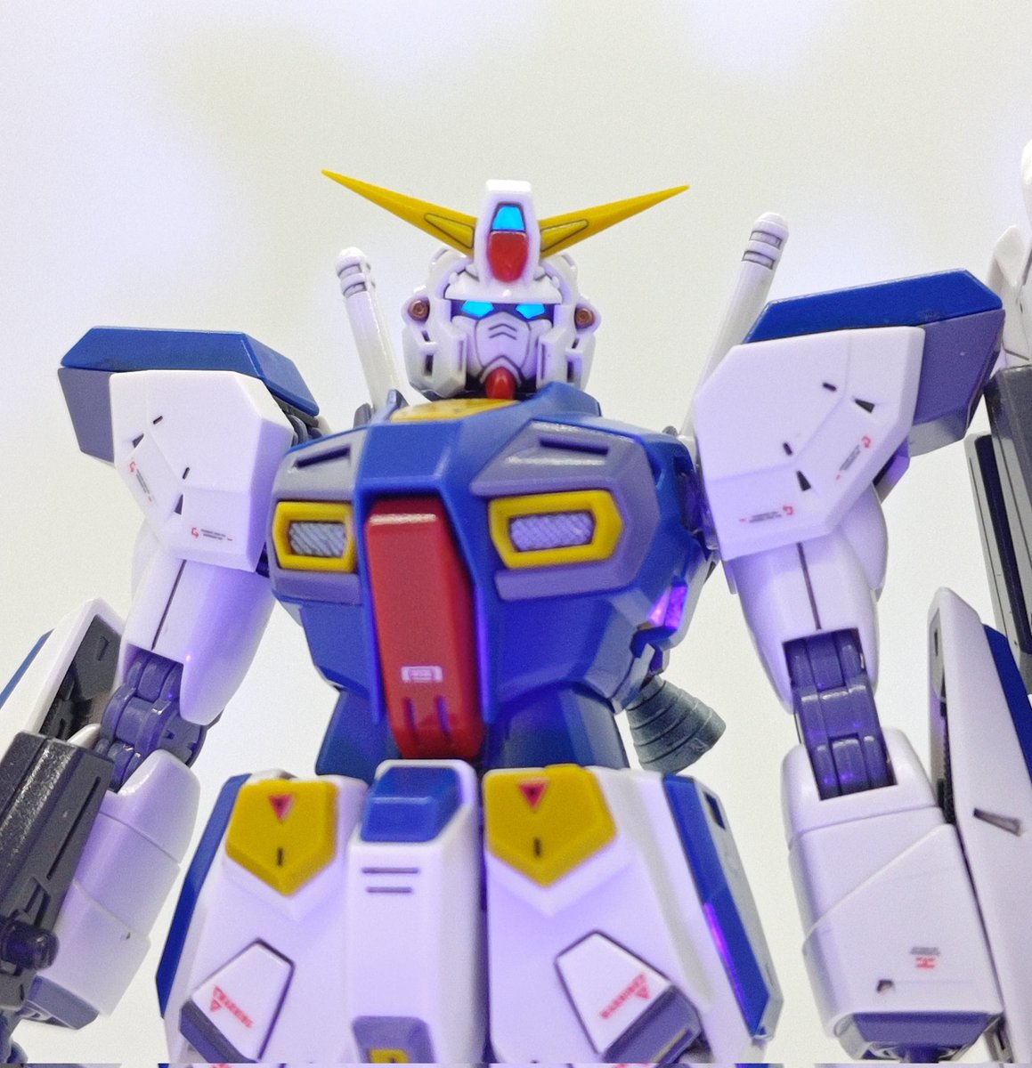 YUKIchyoutube's tweet image. MGガンダムF90完成🙌
ガンダムって言って良いんだっけ？（笑）
ブラックライトでピカーン✨️
#ガンプラ
#F90