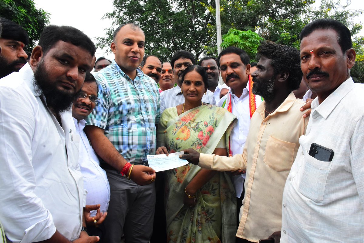 Collector_RSL's tweet photo. మానేరులో గల్లంతైయిన వ్యక్తి కుటుంబానికి రాష్ట్ర ప్రభుత్వ ఆర్థిక సాయం
 
సీఎం రేవంత్ రెడ్డి ఆదేశాల మేరకు రూ. 5 లక్షల చెక్కు అందించిన కలెక్టర్ సందీప్ కుమార్ ఝా

వరదలో మృతి చెందిన పశువుల యజమానులకు రూ. లక్ష 50 వేల పరిహారం చెక్కుల పంపిణీ

------------------------------------
గంభీరావుపేట, సెప్టెంబర్ - 02
------------------------------------

గంభీరావుపేట మండలం నర్మాల ఎగువ మానేరు  ప్రాజెక్ట్ వద్ద గల్లంతైయిన వ్యక్తి కుటుంబానికి సీఎం రేవంత్ రెడ్డి ఆదేశాల మేరకు రాష్ట్ర ప్రభుత్వం ఆర్థిక సహాయం అందజేసింది. అలాగే వరదలో చనిపోయిన పశువుల యజమానులకు పరిహారం చెక్కులను పంపిణీ చేసింది.

ఆర్ధిక సహాయం అందించి.. భరోసా కల్పించి..

గంభీరావుపేట మండలం నర్మాల ఎగువ మానేరు  ప్రాజెక్ట్ వద్ద పంపుకాడి నాగయ్య మానేరు దాటుతూ గల్లంతు అయ్యారు. ఆయన ఆచూకీ కనిపెట్టేందుకు ఐదు శాఖల అధికారులు, సిబ్బందితో ఇప్పటికే వెతుకుతున్నారు. ఈ సందర్భంగా  పంపుకాడి నాగయ్య భార్య లక్ష్మీకి రూ. ఐదు లక్షల విలువైన చెక్కును కలెక్టర్ సందీప్ కుమార్ ఝా మంగళవారం అందజేశారు.

పశువుల యజమానులకు...

గంభీరావుపేట మండలం లింగన్నపేట గ్రామానికి చెందిన గడ్డమీది మణెమ్మకు చెందిన రెండు పశువులు, ప్రవీణ్ గౌడ్ కు చెందిన ఒక పశువు వరదలో గల్లంతు అయ్యాయి. దీంతో రాష్ట్ర ప్రభుత్వం ద్వారా నష్ట పరిహారం చెక్కులు గడ్డమీది మణెమ్మకు రూ. లక్ష, ప్రవీణ్ గౌడ్ కు రూ. 50 వేల విలువైన చెక్కును జిల్లా కలెక్టర్ సందీప్ కుమార్ ఝా అందజేశారు.

 ఈ కార్యక్రమంలో మార్కెట్ కమిటీ చైర్పర్సన్ విజయ  సిరిసిల్ల ఆర్డిఓ వెంకటేశ్వర్లు జిల్లా పశువుల సంవర్ధక శాఖ అధికారి రవీందర్ రెడ్డి తాసిల్దార్ ఎంపీడీవో స్థానిక నాయకులు తదితరులు పాల్గొన్నారు