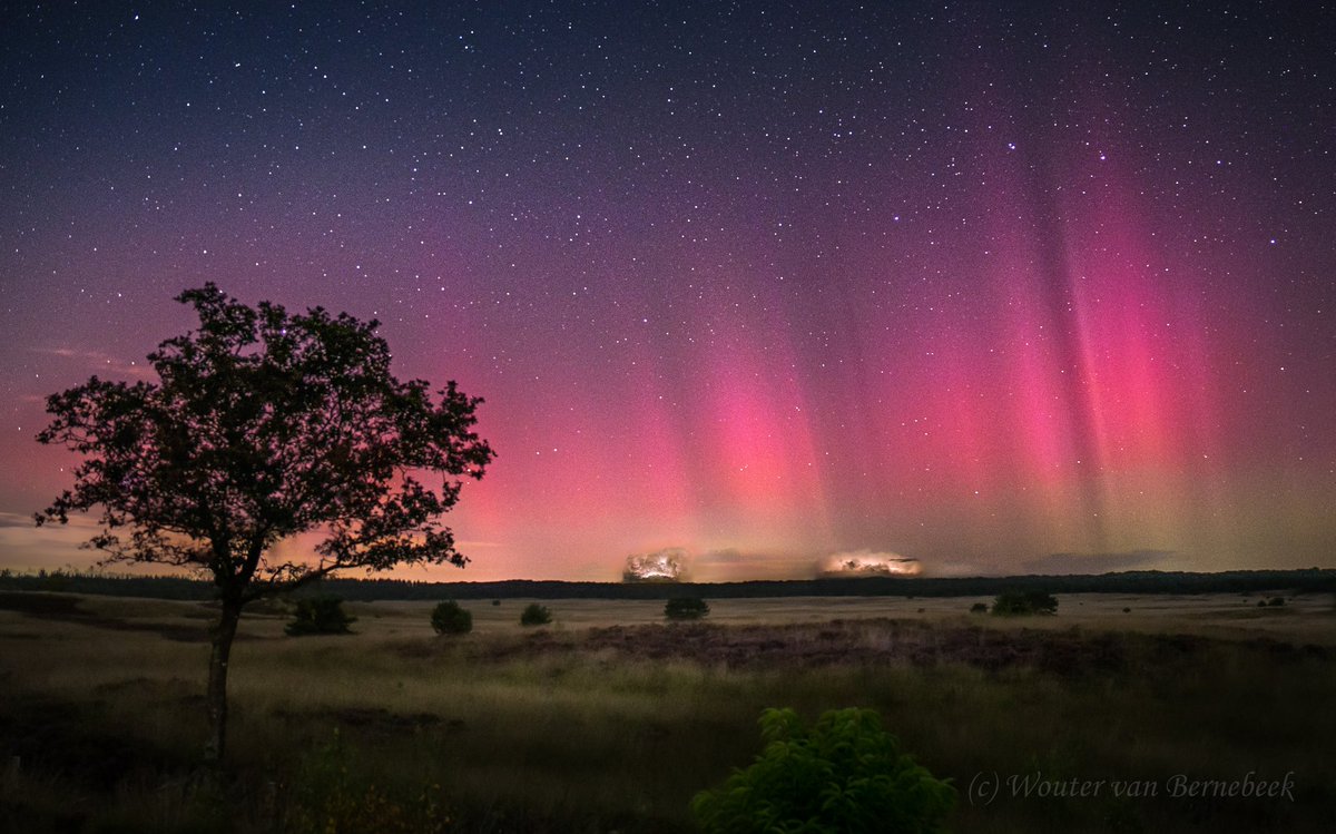🌌 We hebben een magische nacht gehad op de Veluwe! Het #noorderlicht werd rond 01 uur mooi zichtbaar en was zelfs visueel een tijdje prima waar te nemen. Daarbij was urenlang bliksem aan de horizon zichtbaar van onweersbuien boven de Noordzee... op liefst 150 km afstand 🌩