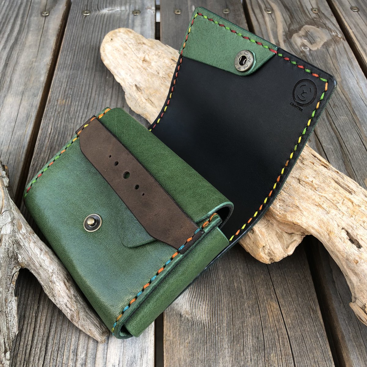 お財布のオーダーです✨
オーダーありがとうございます😊
二つ折りのシンプルなお財布になります✨
カードは束でガバッと収納！
触り心地の良い緑の革をメインに製作しました✨
#レザークラフト #ハンドメイド #オーダーメイド #お財布 #二つ折り財布 #crafter_itoshi #革小物