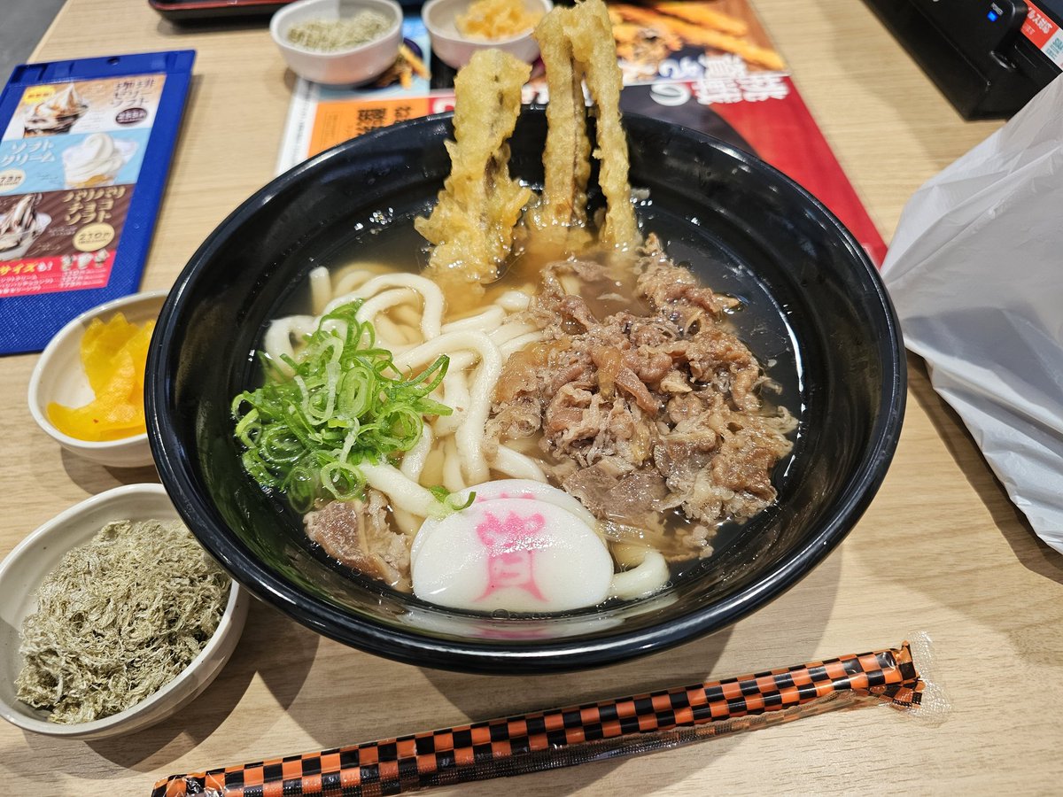今日のお昼ごはん念願の『資さんうどん』に行き、肉ごぼ天(3本)うどん🍜
歯ごたえの良いごぼ天、甘辛いお肉は牛肉なんですね豚バラかと思ってたのでビックリ、柔らかいうどんに無料トッピングのおぼろ昆布をのせていただきました😋🍴💕
柔らかいうどんも良いですね、また食べたいな🎵

#資さんうどん